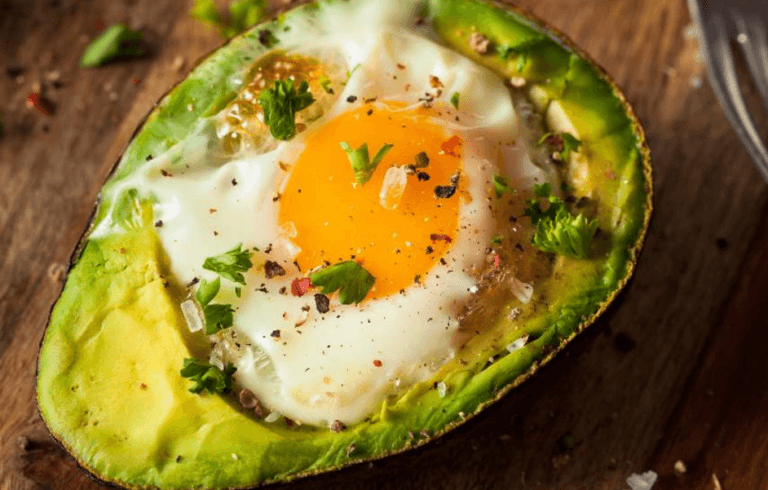 Avocat Farci à l’Œuf et Épinards