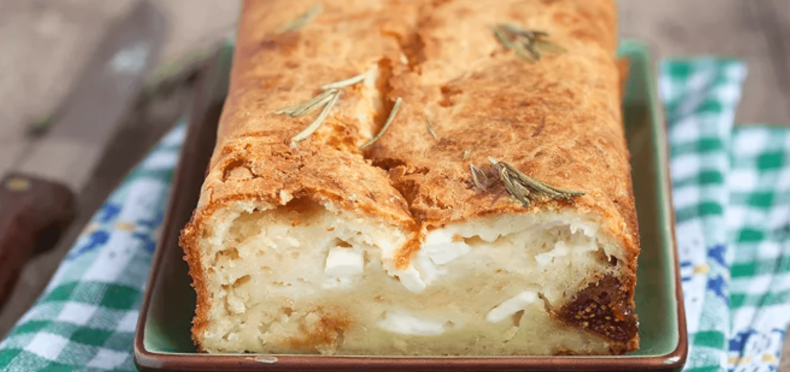 Cake aux figues, chèvre et feta