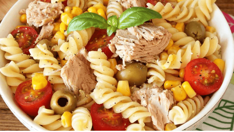Salade de Pâtes au Thon, Tomates et Maïs – Une Recette Simple et Délicieuse