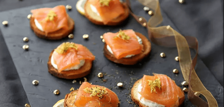 Toasts au Saumon, Fromage et Herbes