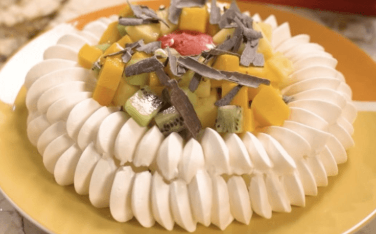 Pavlova aux Fruits Exotiques de Cyril Lignac