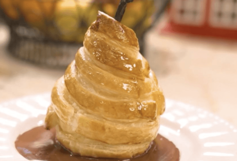 Poires Feuilletées et Sauce Chocolat