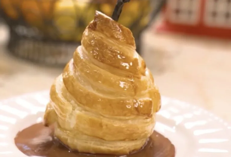 Poires Feuilletées et Sauce Chocolat