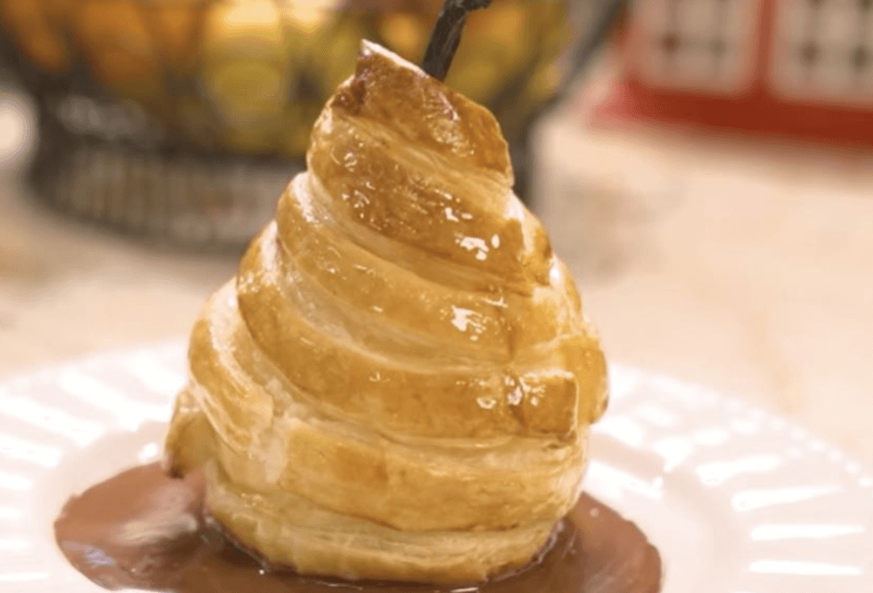 Poires Feuilletées et Sauce Chocolat