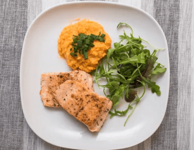 Saumon Grillé au Miel et Baies Roses