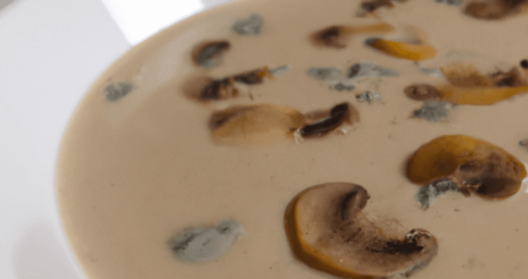 Velouté de champignons à la moutarde, bacon et noisettes