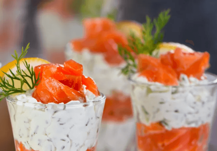 Verrines de saumon fumé, avocat et fromage frais