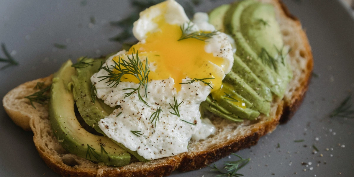 Toast à l’avocat et œuf poché