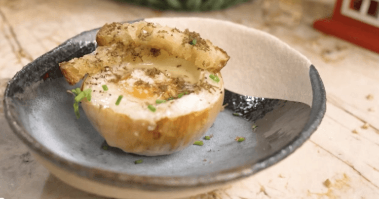 Œuf à la truffe dans un oignon