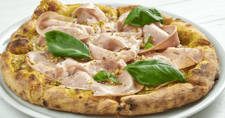 Une pizza mortadelle et pesto de pistache