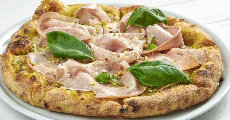 Une pizza mortadelle et pesto de pistache