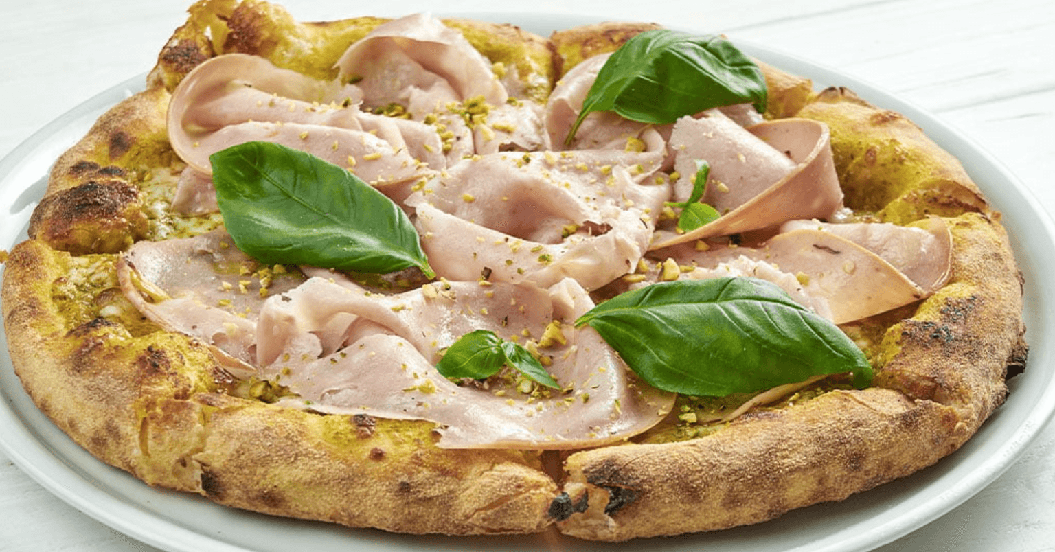 Une pizza mortadelle et pesto de pistache
